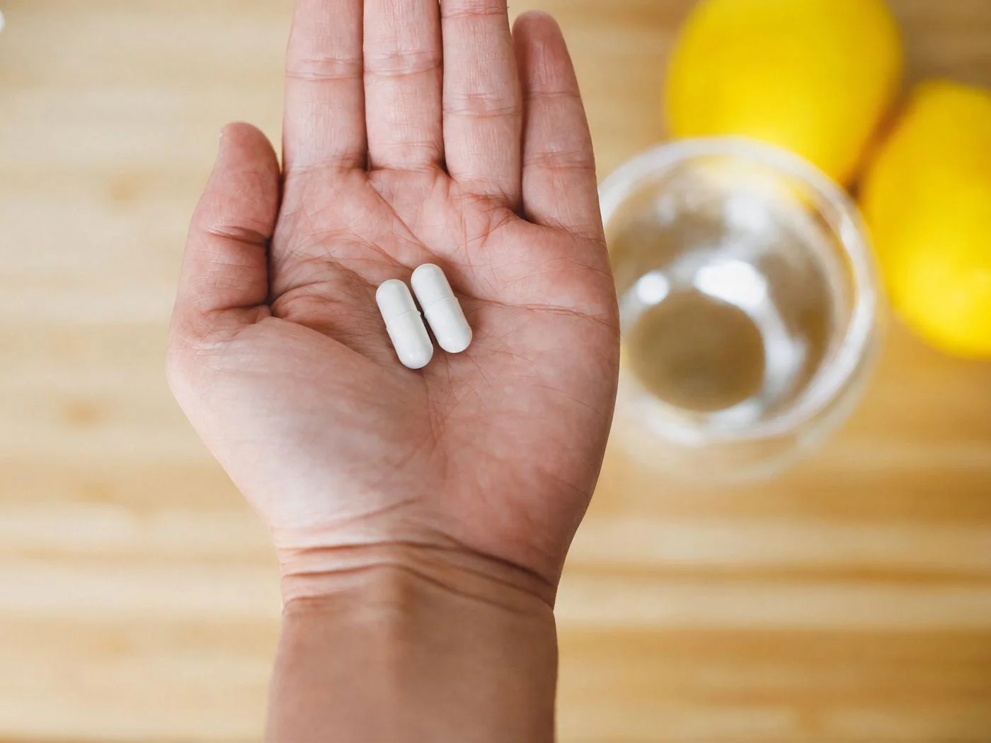 Due capsule di Probiotics sul palmo della mano