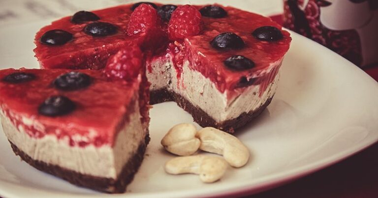 Cheescake agli anacardi e frutti rossi