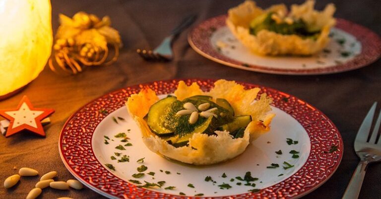 cestini-di-parmigiano-aromatico-con-zucchine-salsa-verde-e-pinoli
