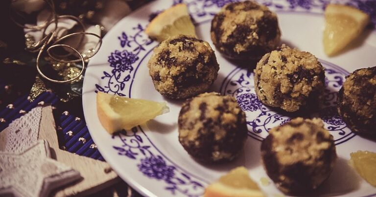 Palline crudiste con uvetta cacao ed arancia