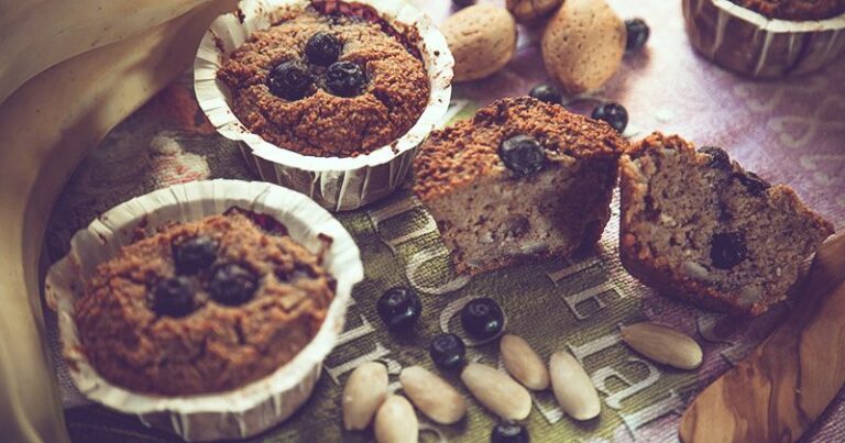 MUFFIN CON MELA VERDE E MIRTILLI