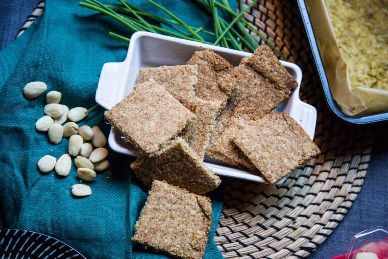 Crackers alle mandorle, cocco e chufa 