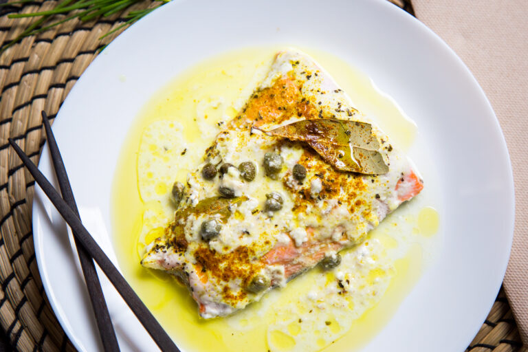 Filetti di salmone selvaggio con cocco e capperi