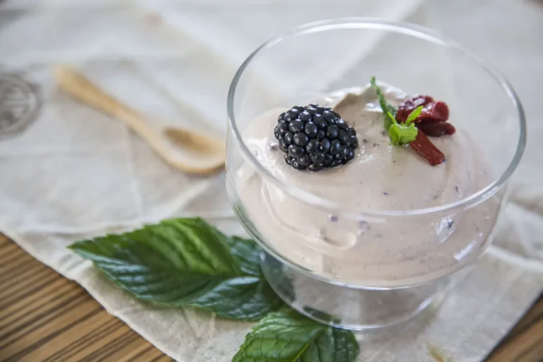 Crema Budwig con mirtilli e carruba
