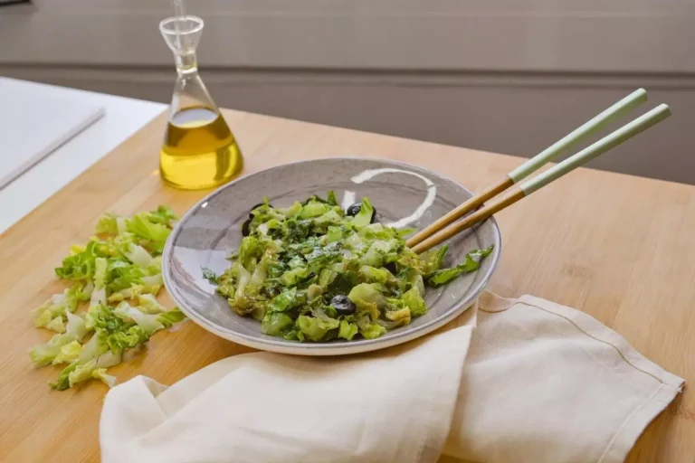 Insalata saltata con olive