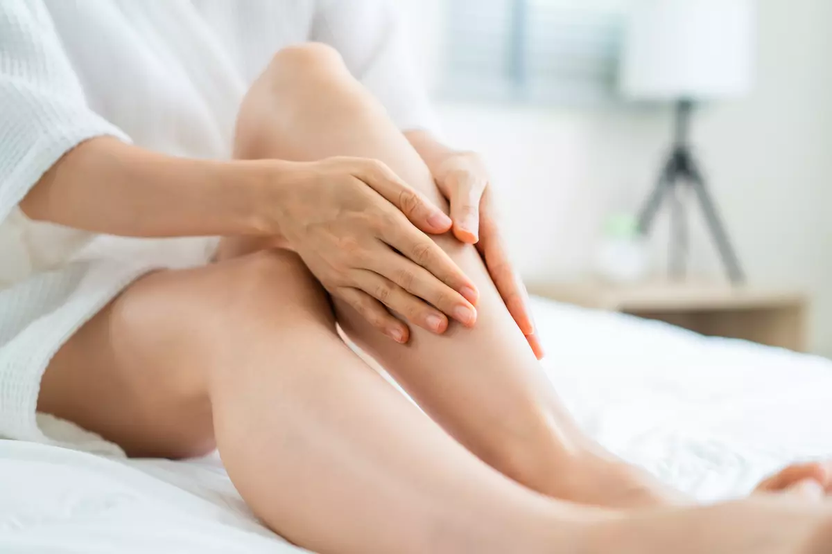 Sindrome delle gambe senza riposo: cos’è, sintomi e consigli utili per alleviarla 