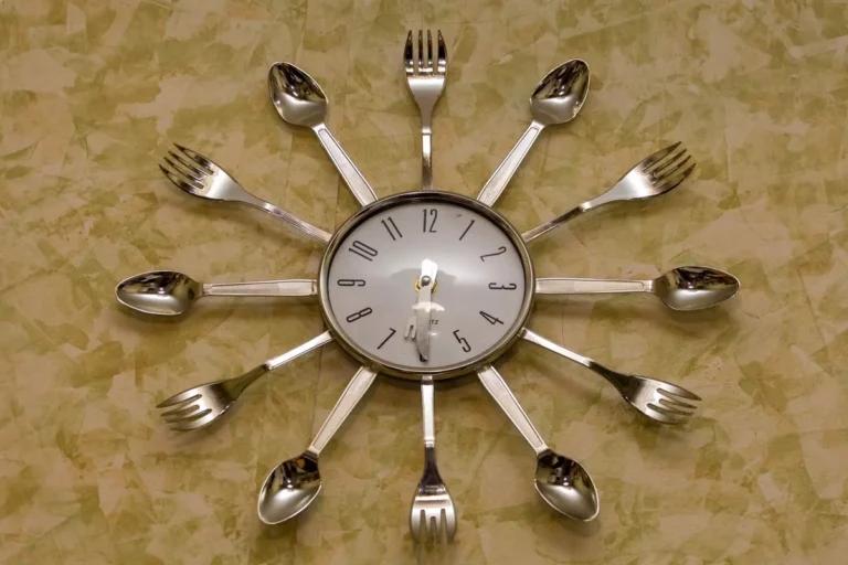 Come l'orario dei pasti influenza il livello di zucchero nel sangue