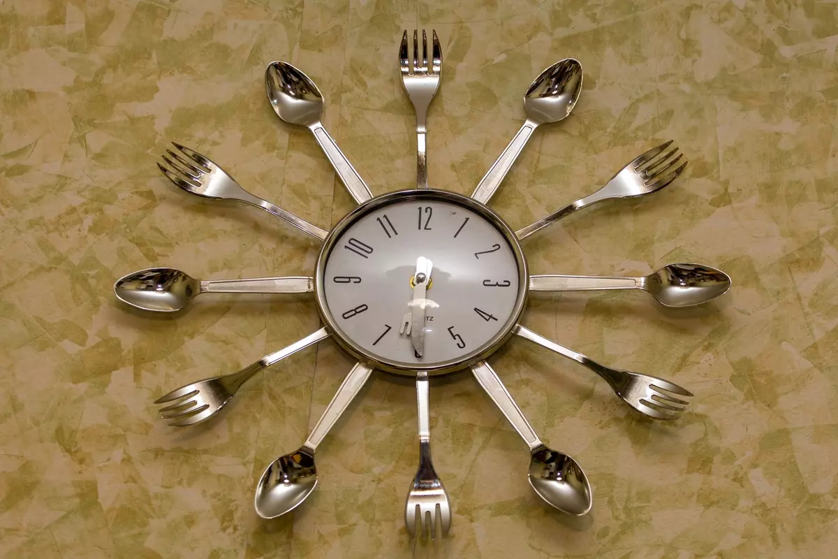 Come l'orario dei pasti influenza il livello di zucchero nel sangue