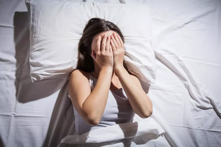 I rischi della privazione del sonno e le abitudini per migliorarlo