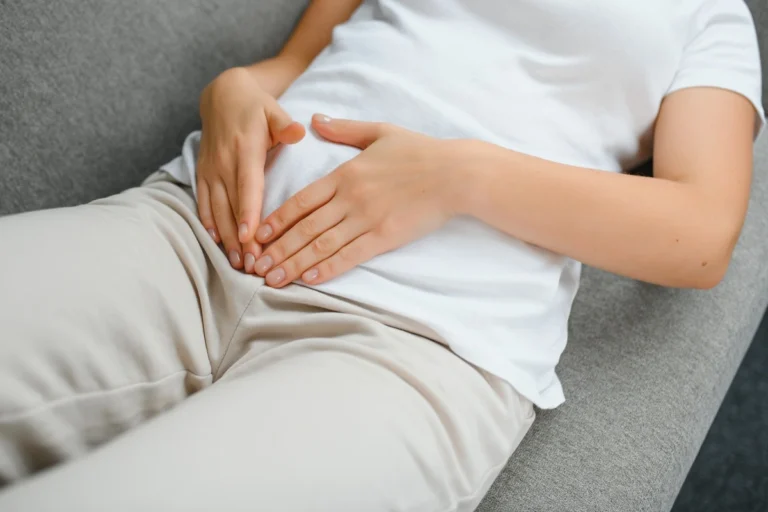 Gonfiore addominale: cause e rimedi naturali