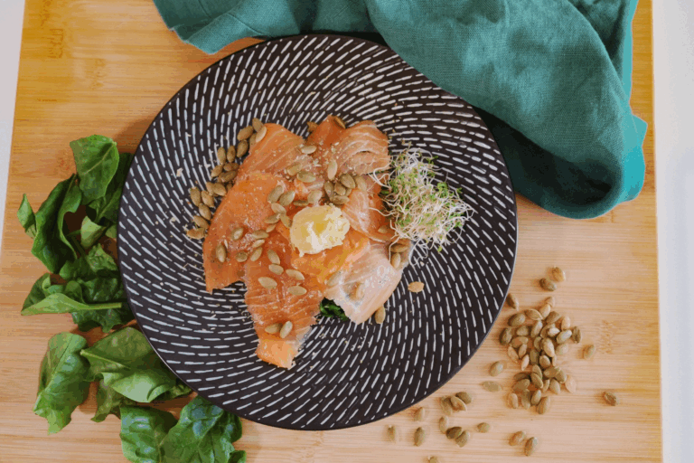 Salmone affumicato con spinaci e semi di zucca