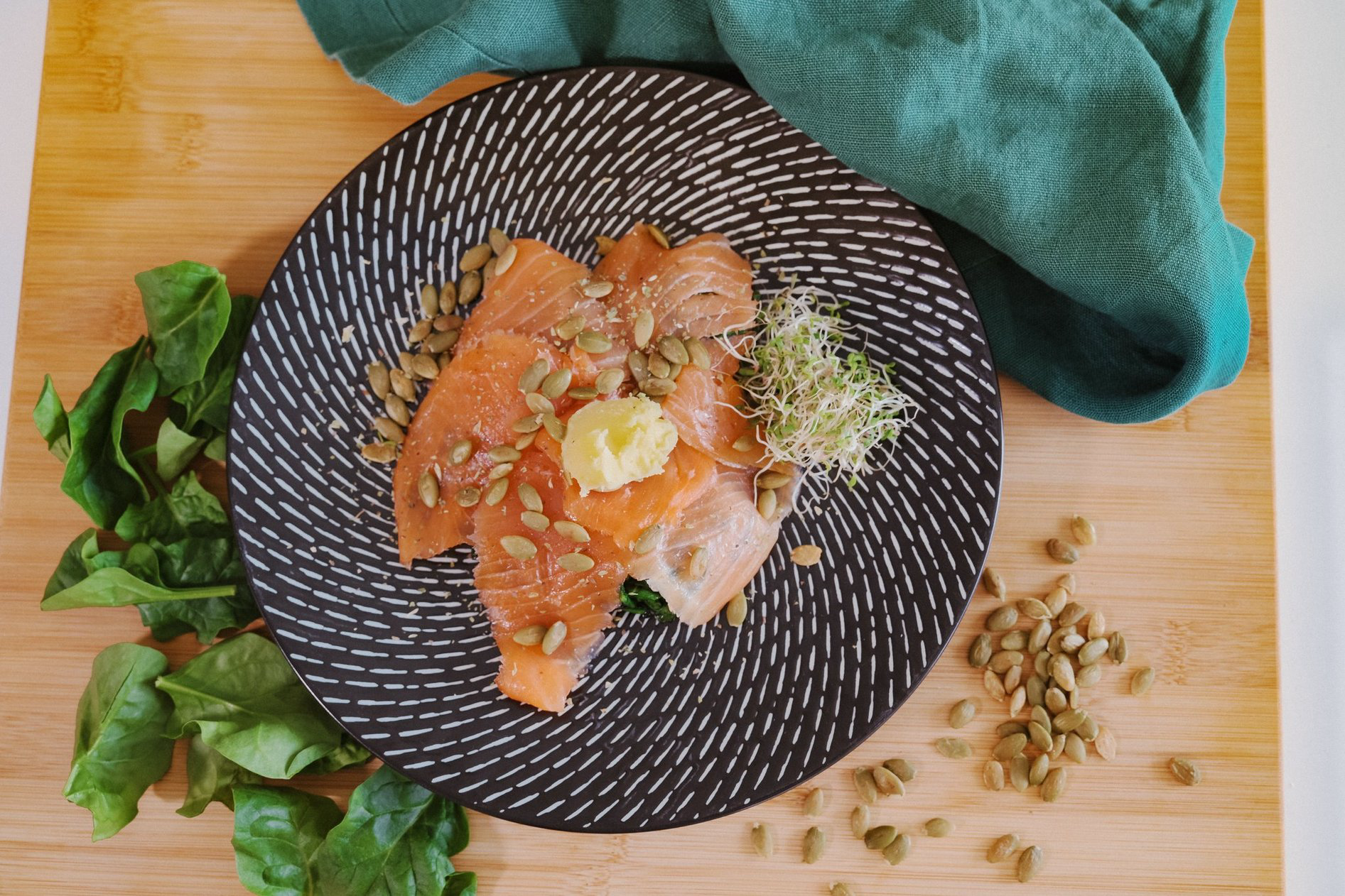 Salmone affumicato con spinaci e semi di zucca