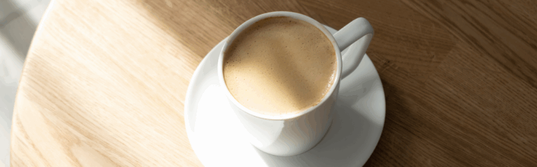 Tazza di caffè espresso su tavolo di legno — caffè e metabolismo