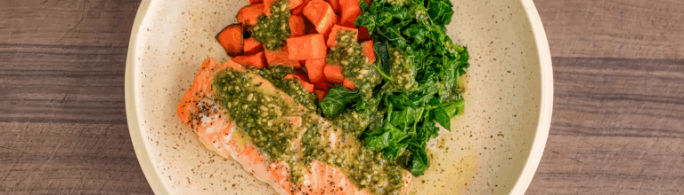 Piatto pronto con proteine, verdure e grassi sani — ricette keto per il pranzo