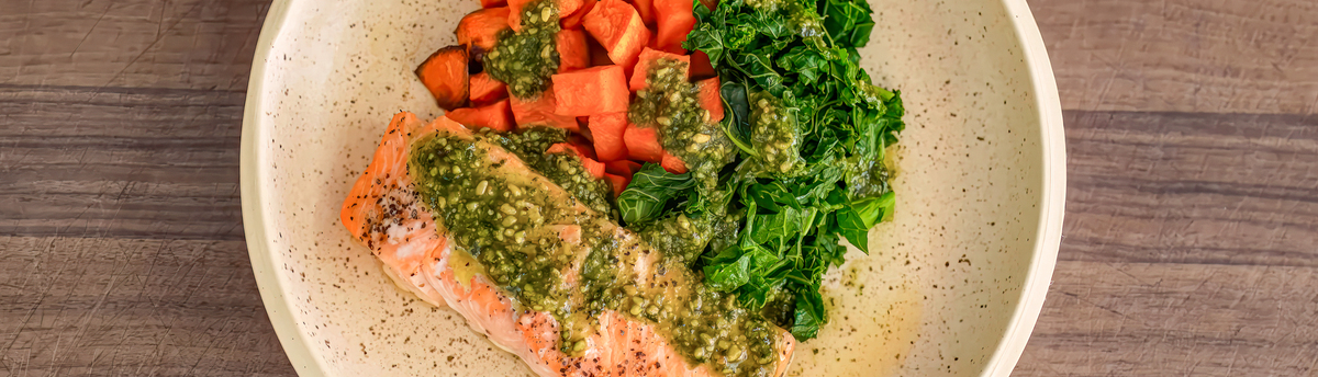 Piatto pronto con proteine, verdure e grassi sani — ricette keto per il pranzo