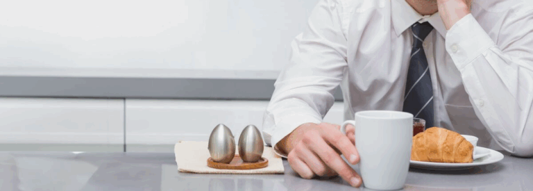 Donna stanca alla scrivania con tazza di caffè — stress e alimentazione connessione PNEI