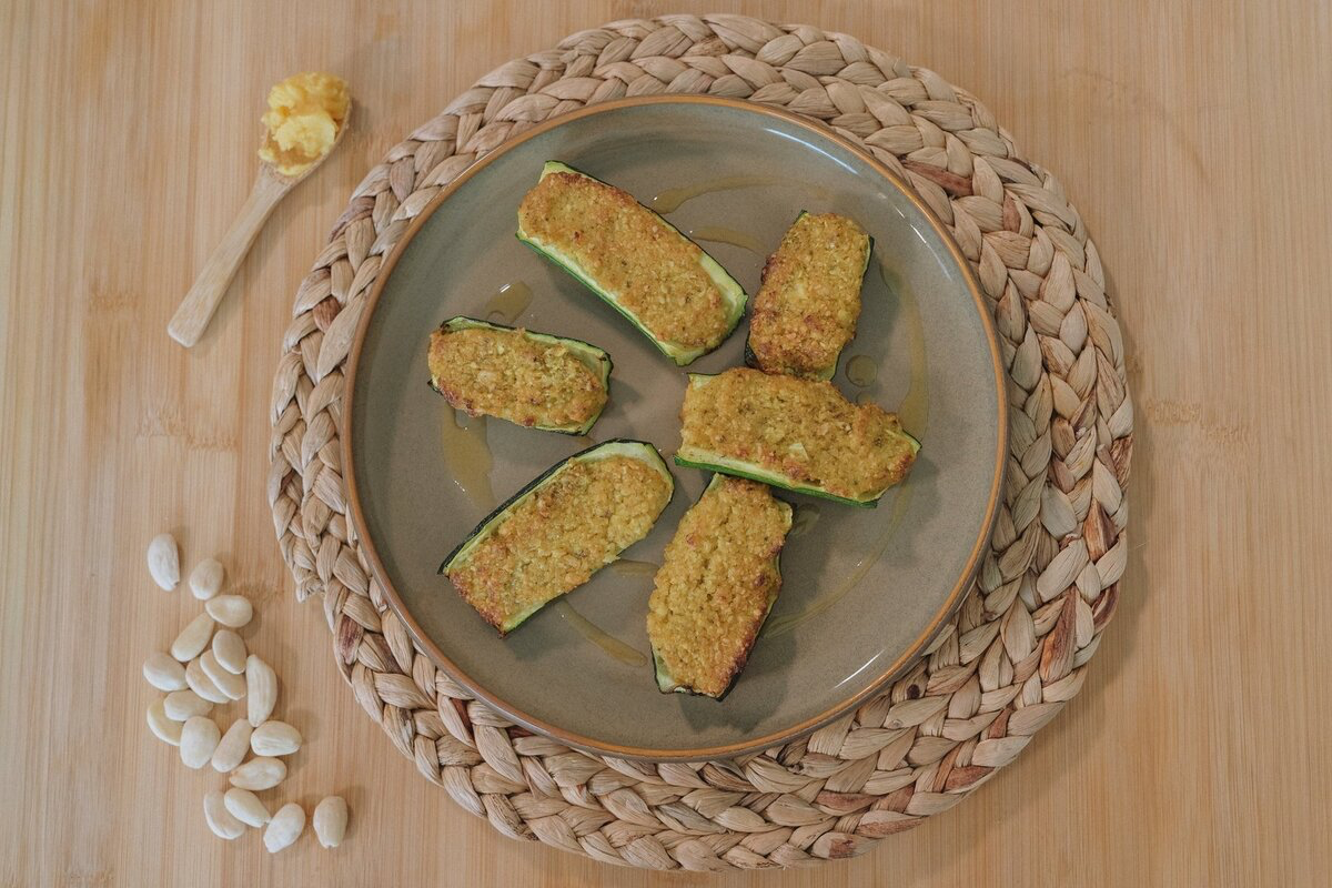 Zucchine ripiene di crema di mandorle