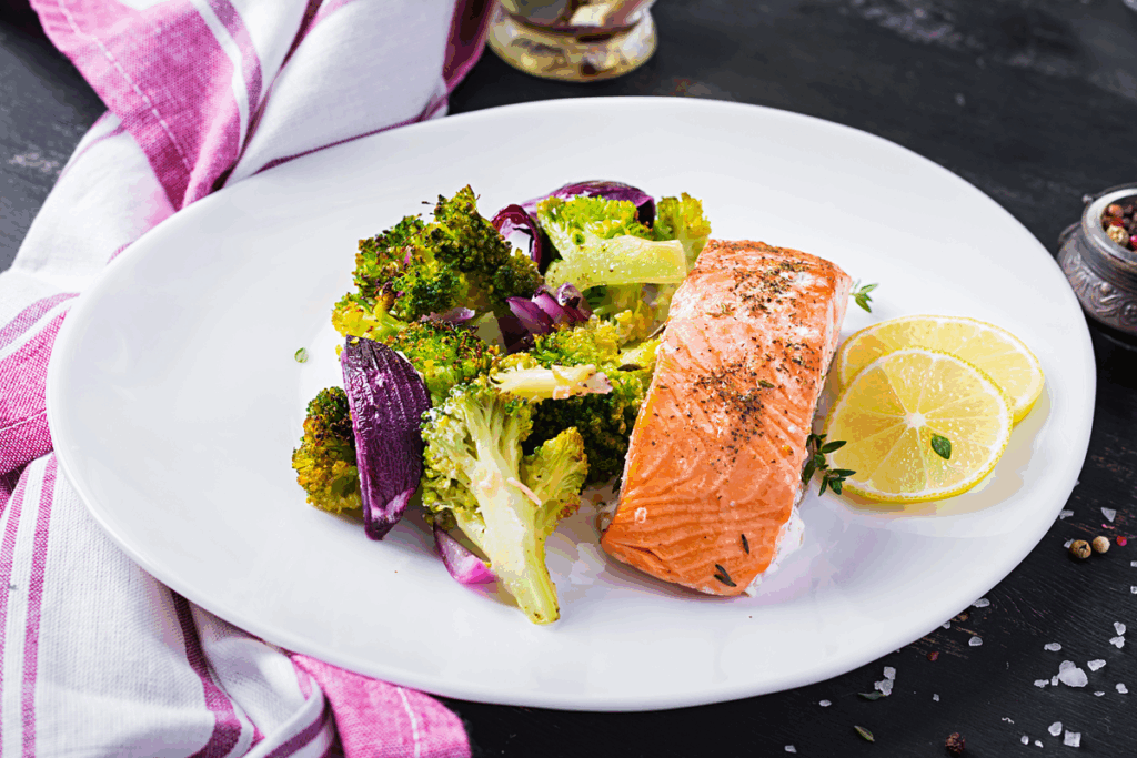 Piatto con salmone, avocado e verdure cotte per un metabolismo sano ed equilibrato