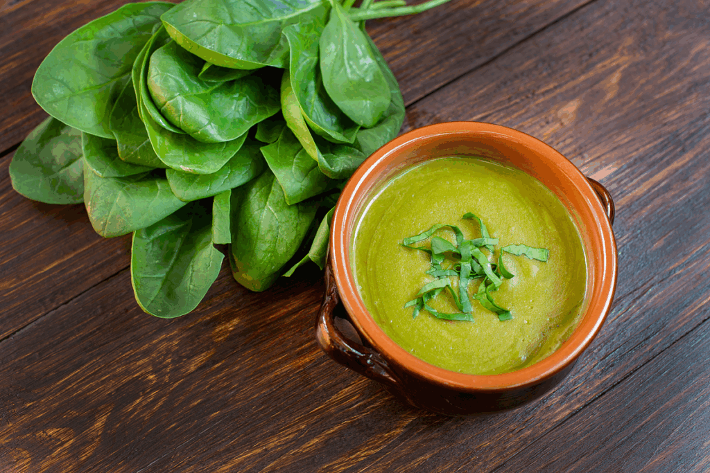Vellutata di verdure con semi di zucca e mandorle — cibi che favoriscono il sonno