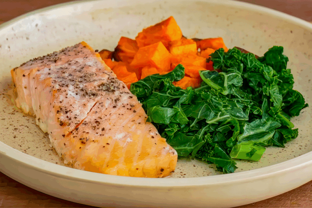 Piatto con salmone, spinaci e semi di zucca, alimenti utili contro il cortisolo alto