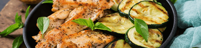Tavola estiva con verdure cotte e acqua calda — dimagrire in estate