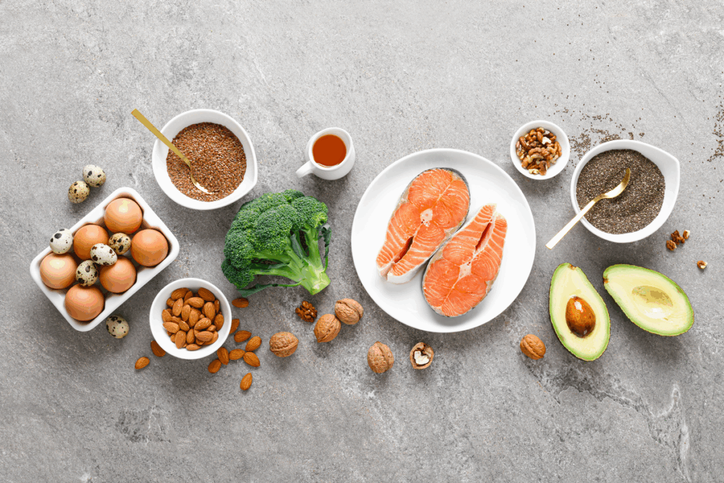 Piatto con uova salmone avocado e verdure cotte — proteine e grassi sani per stabilizzare la glicemia