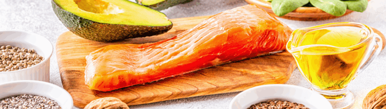 Tavola con proteine, grassi sani e verdure cotte che rappresenta la salute metabolica