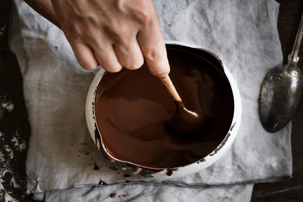 Come preparare la crema proteica: proteine in polvere, crema di mandorle e frutti di bosco in ciotola