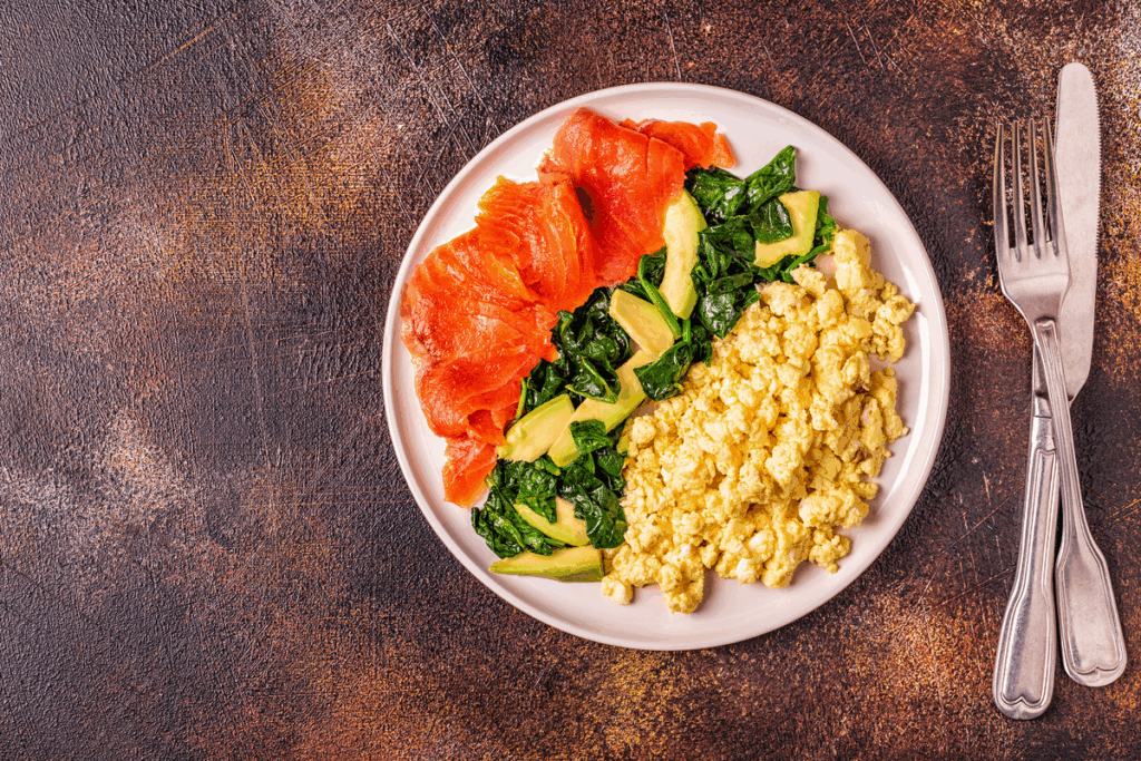 Colazione con uova, avocado e semi — alimentazione chetogenica in menopausa