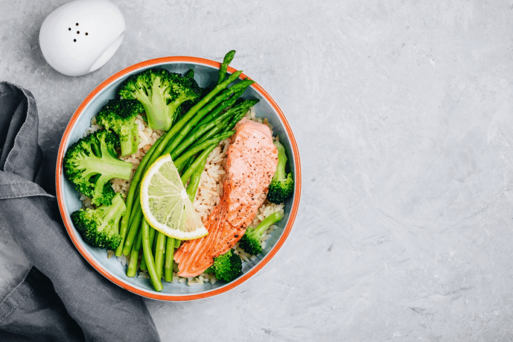 Ciotola con salmone, avocado e frutti di bosco — alimentazione in menopausa per gestire le vampate