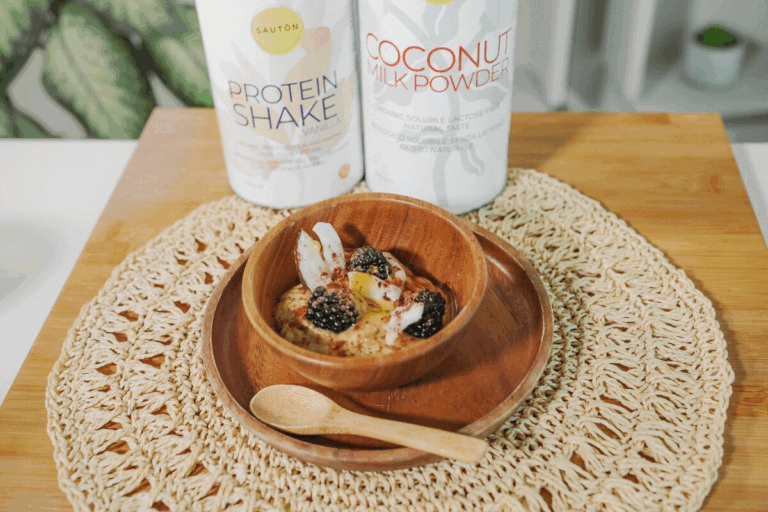Porridge caldo di semi di lino e cocco