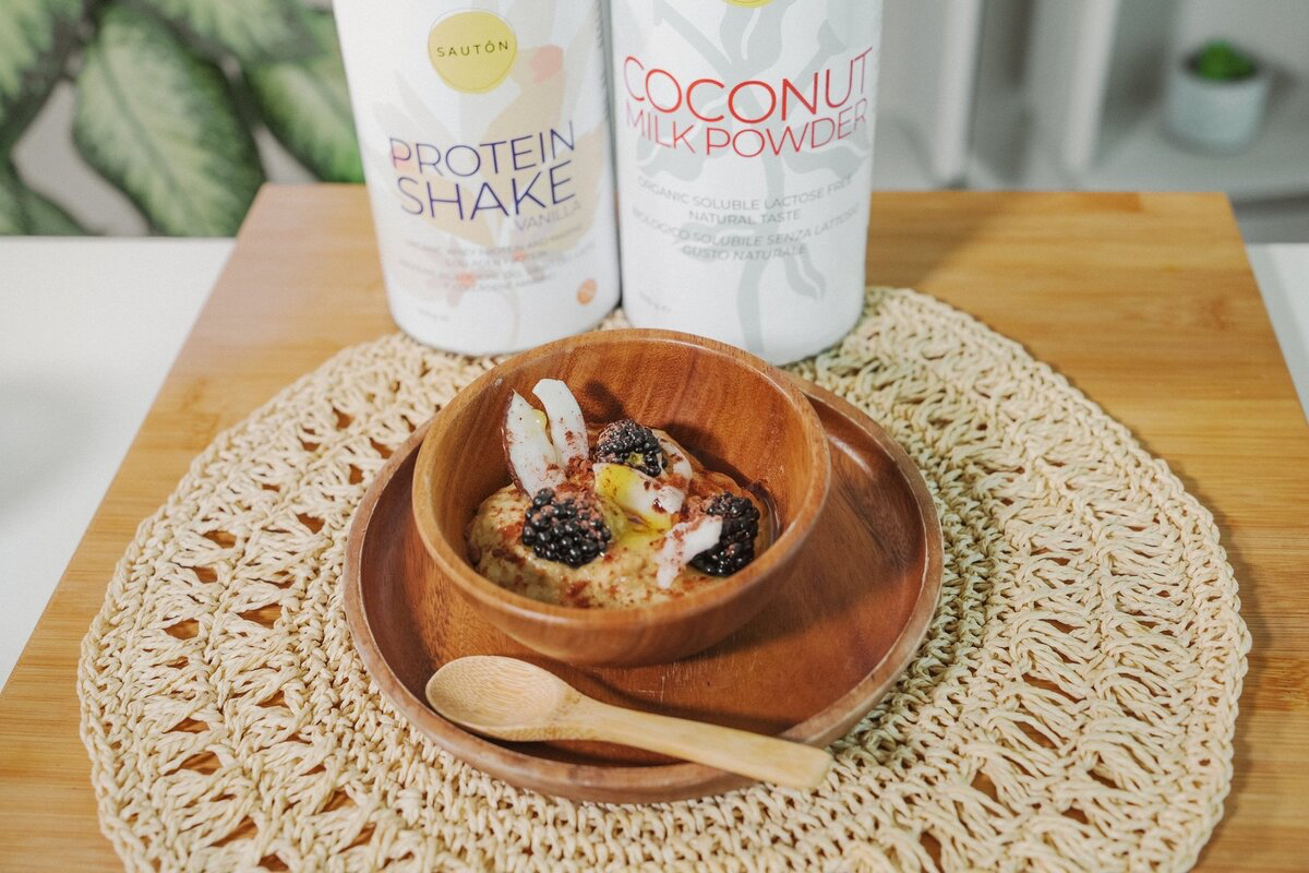 Porridge caldo di semi di lino e cocco