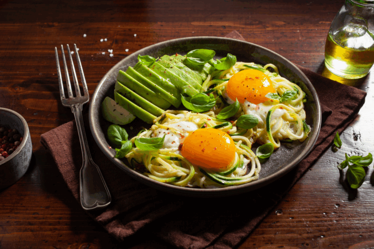 Colazione salata con uova, verdure cotte e avocado — cosa mangiare durante il ciclo mestruale